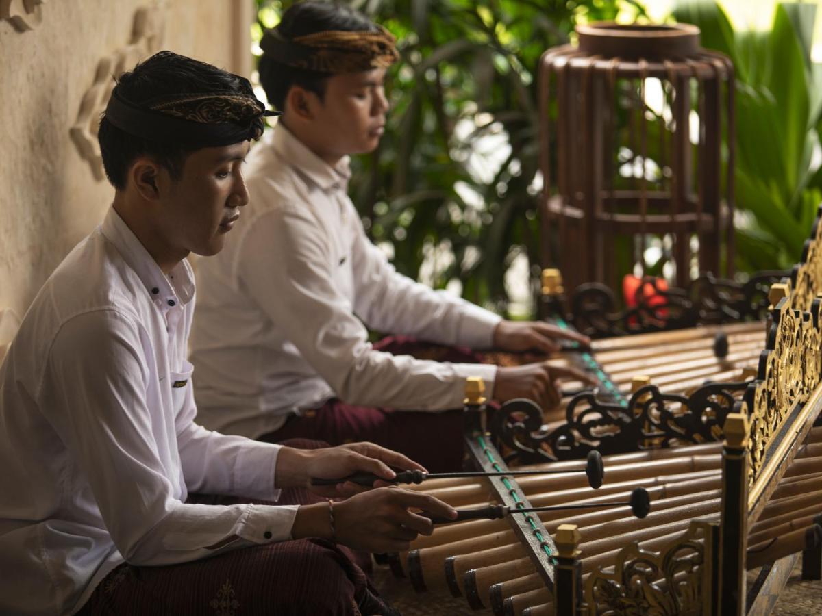 Adiwana Suweta Ubud Exterior foto A gamelan player