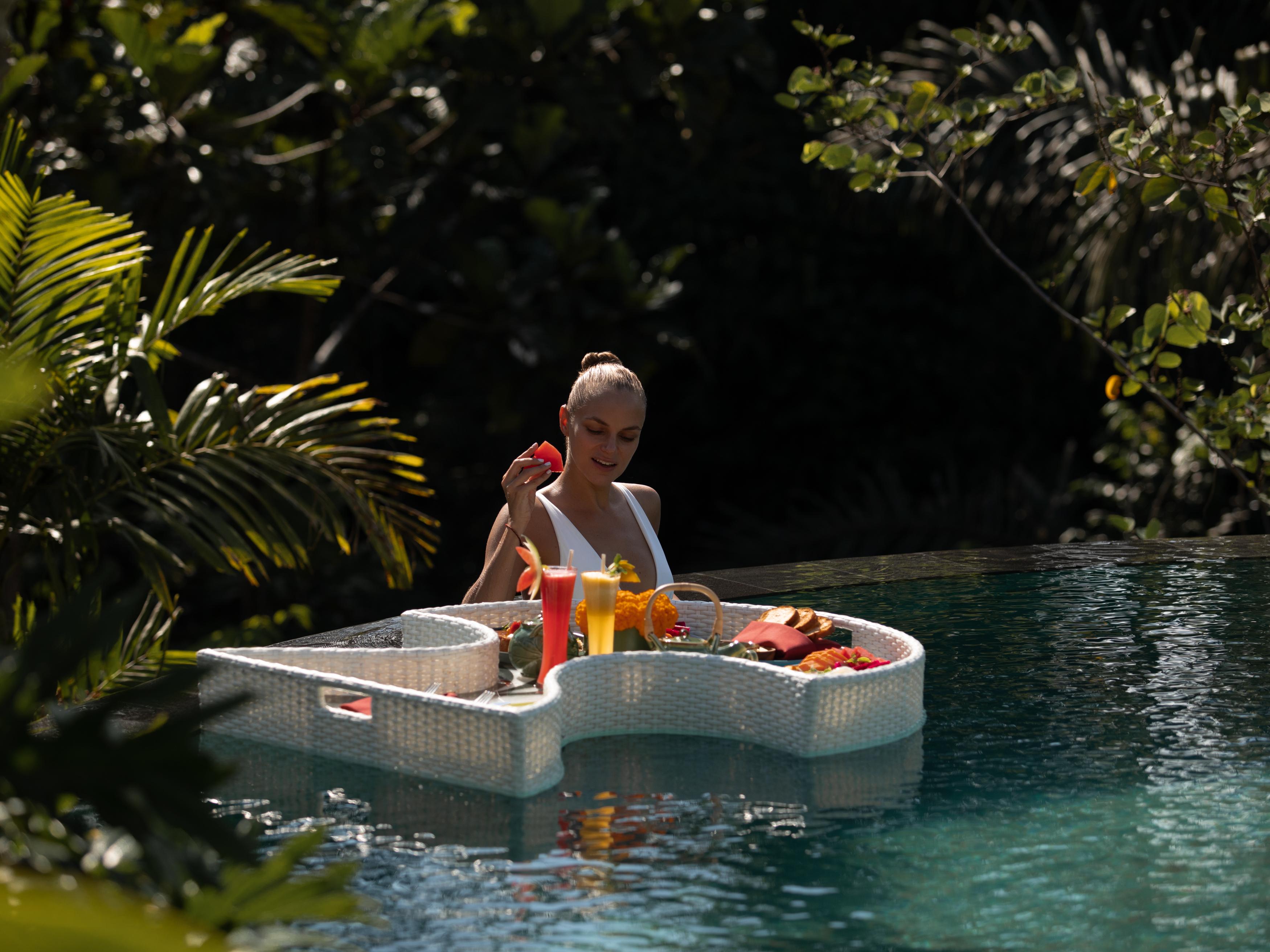 Adiwana Suweta Ubud Exterior foto Floating breakfast at Alila Villas Uluwatu